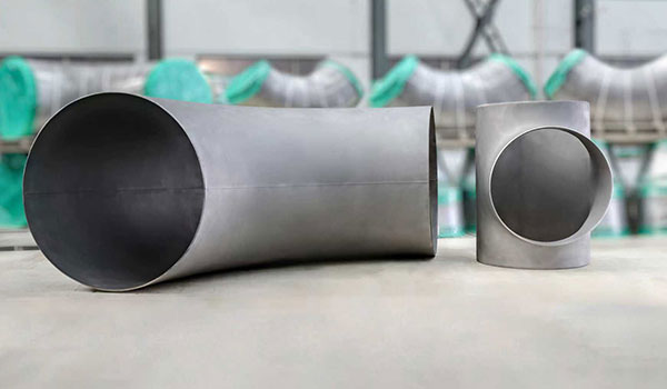 Quais são as diferenças entre cotovelos de rosca de 90 graus forjados e fundidos?